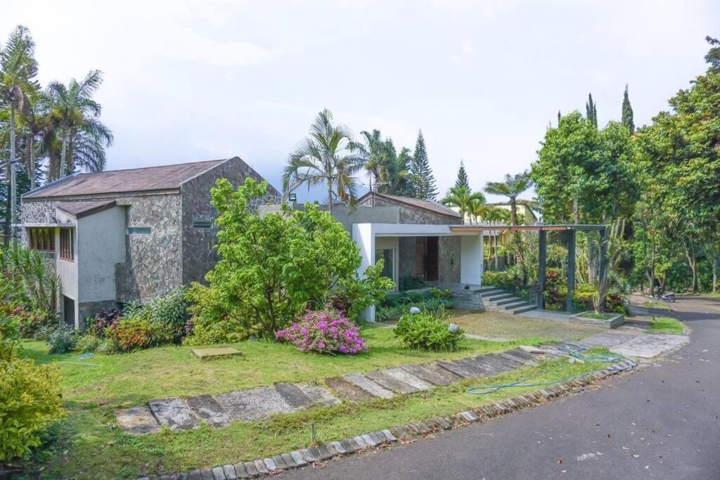 VILLA BATU Luxurious privacy 3BR villa@ klub bunga Extérieur photo